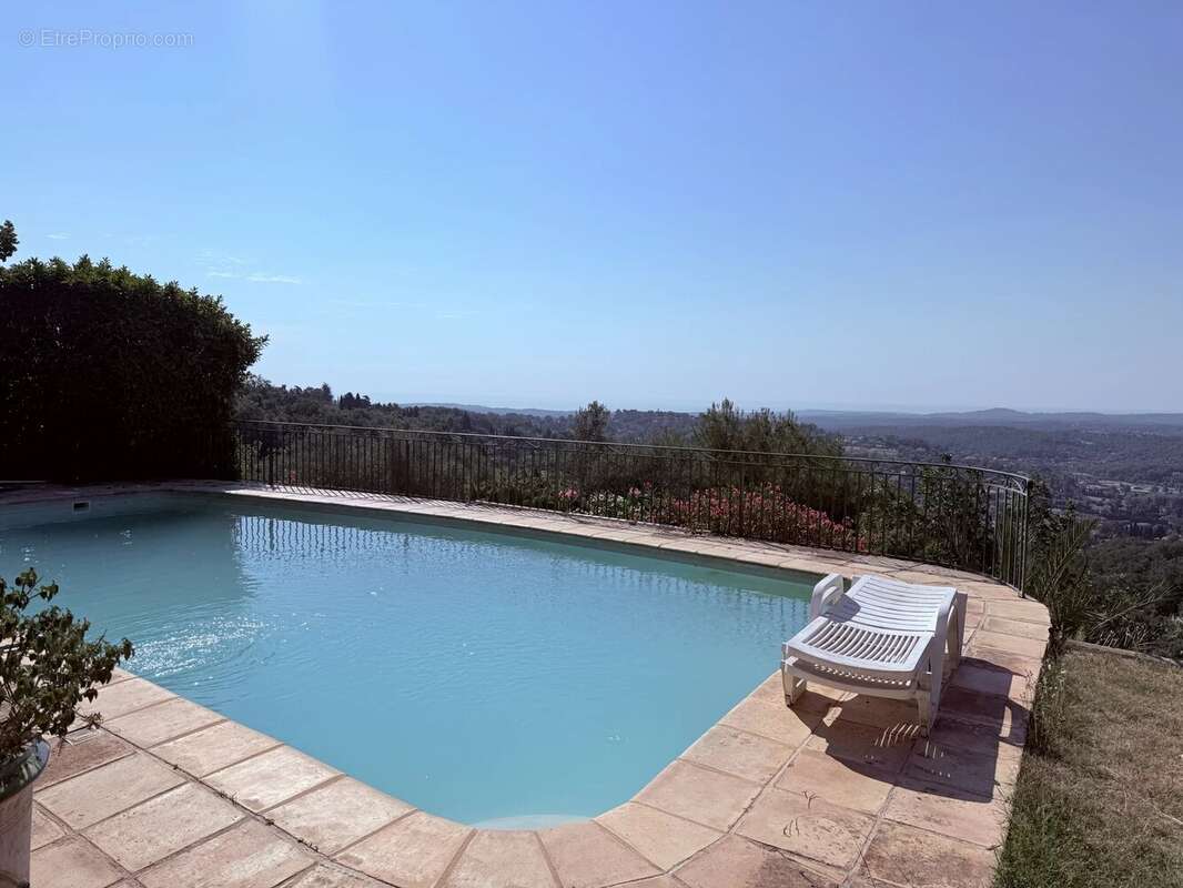 Maison à CHATEAUNEUF-GRASSE