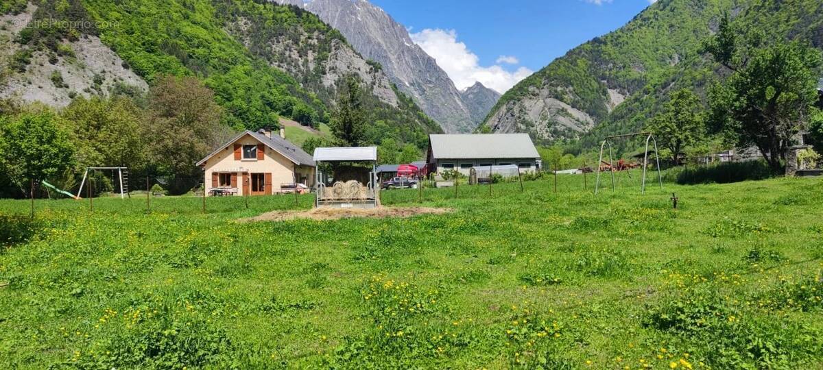 Terrain à CHANTELOUVE