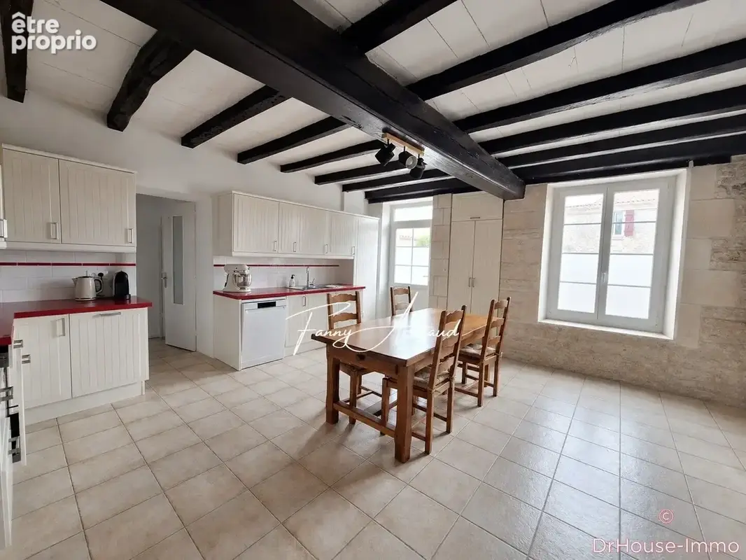 Maison 310 m² à Velluire  - photo 9