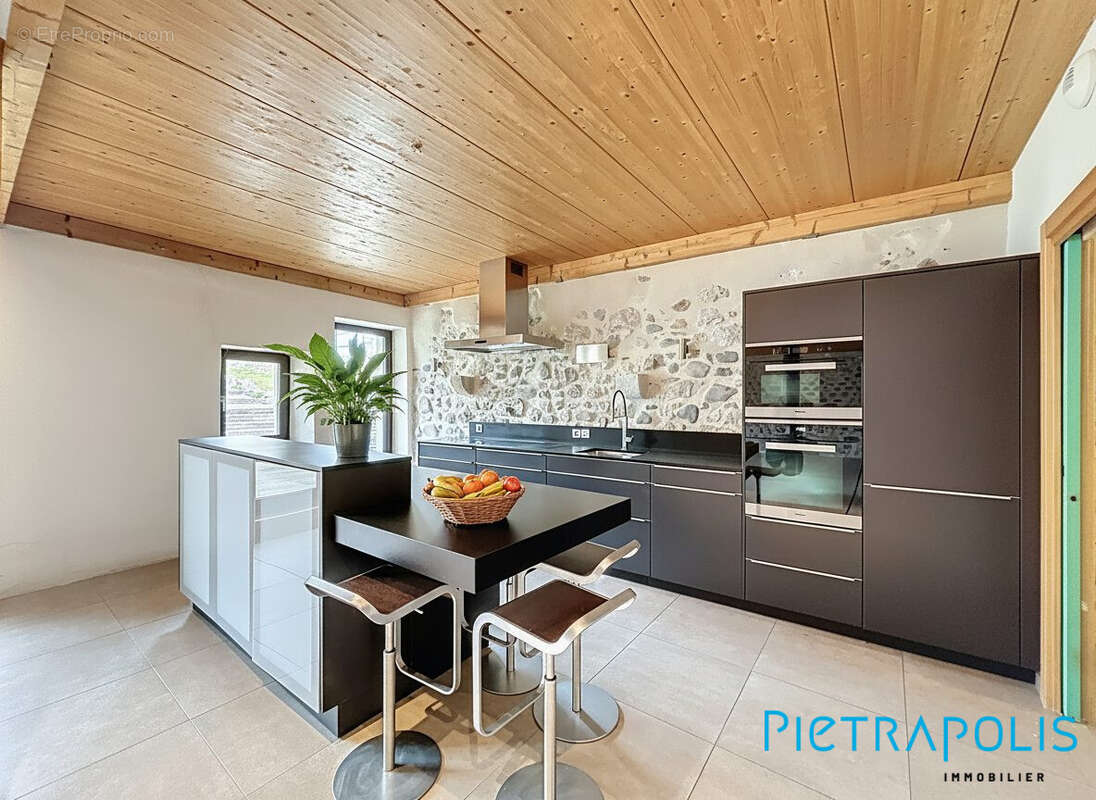 Maison à SAINT-GENIS-POUILLY