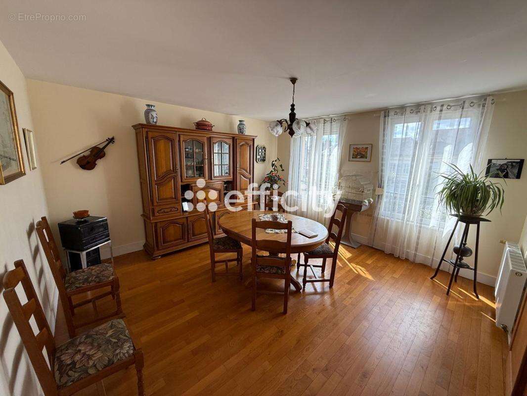 Appartement à MOUY