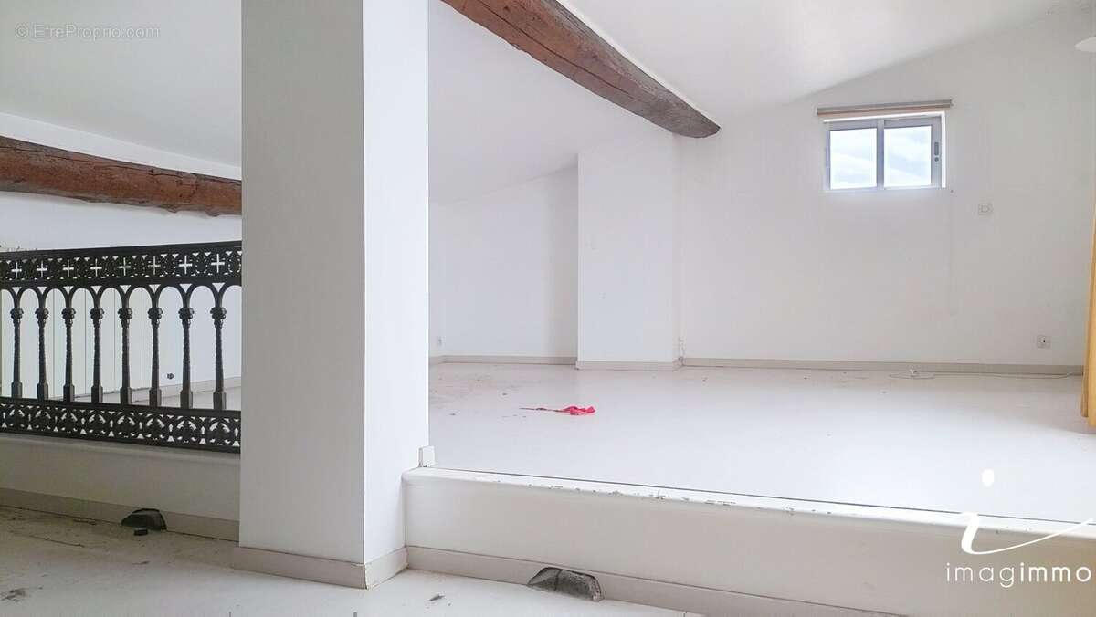 Maison à VIC-LA-GARDIOLE