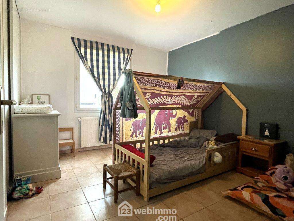 Au-delà, le dégagement distribue une 1ère chambre de 12,3 m2 avec placard, - Maison à AVAILLES-EN-CHATELLERAULT