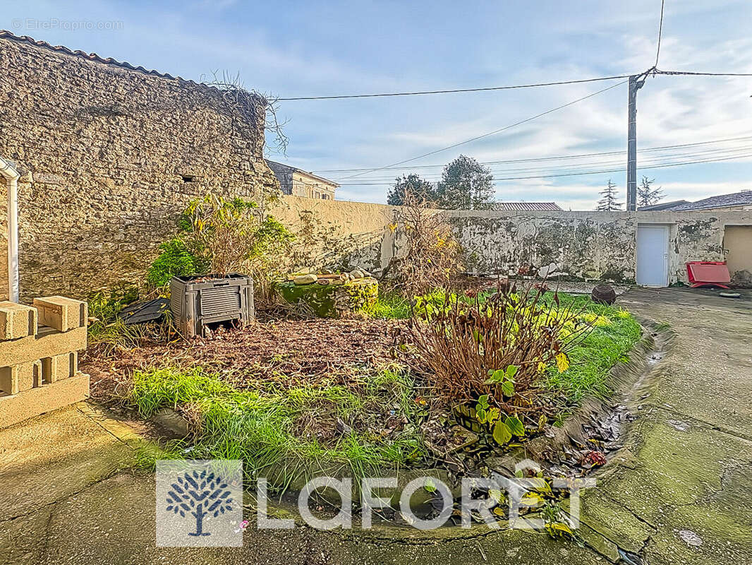 Maison à rénover à vendre à GEMOZAC - Référence 4418 - photo 4