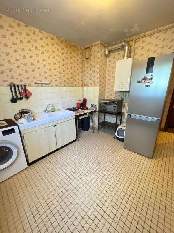 Appartement T3  de 74 m2 à rénover – Secteur Côte Pavée – Calme absolu – Parking et Cave - photo 4