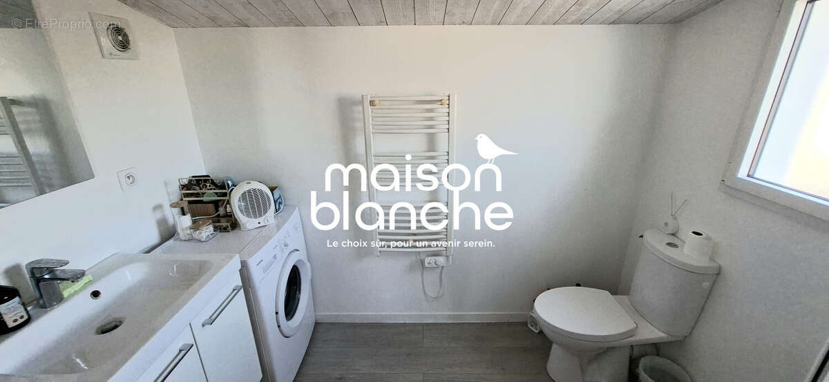 Salle d'eau WC - Appartement à PUILBOREAU