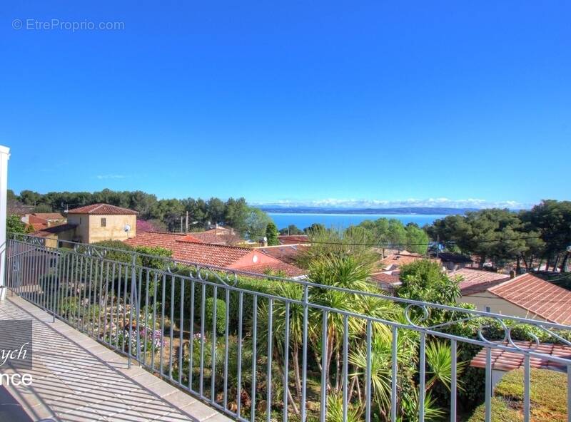 Maison à SAINT-MITRE-LES-REMPARTS