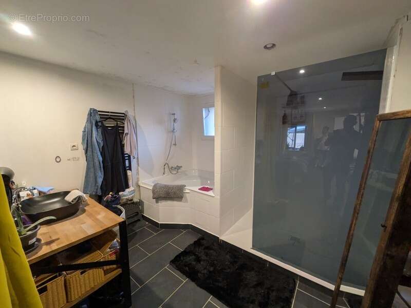 Séglien en campagne longère en pierre rénovée avec vie de plain pied de 243m², garage, atelier et dépendance parcelle de 7125m² - photo 9