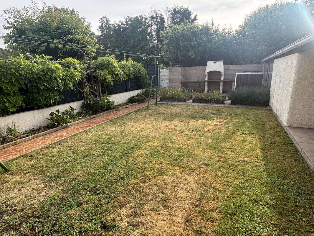 Petite-Synthe centre: maison de ville, pièce de vie de 50m2, 3 chambres, dressing, jardin et garage. - photo 9