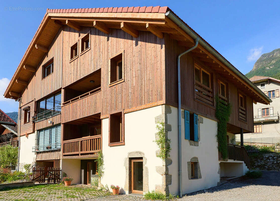 Entre Thônes et stations de ski, superbe renovation T5 duplex - photo 2