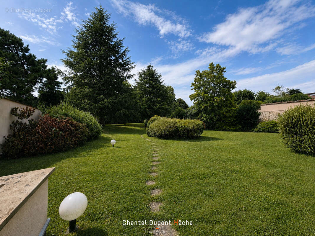 CHARTRES CHANZY- Très beau studio avec parking sécurisé, ascenseur. - photo 8