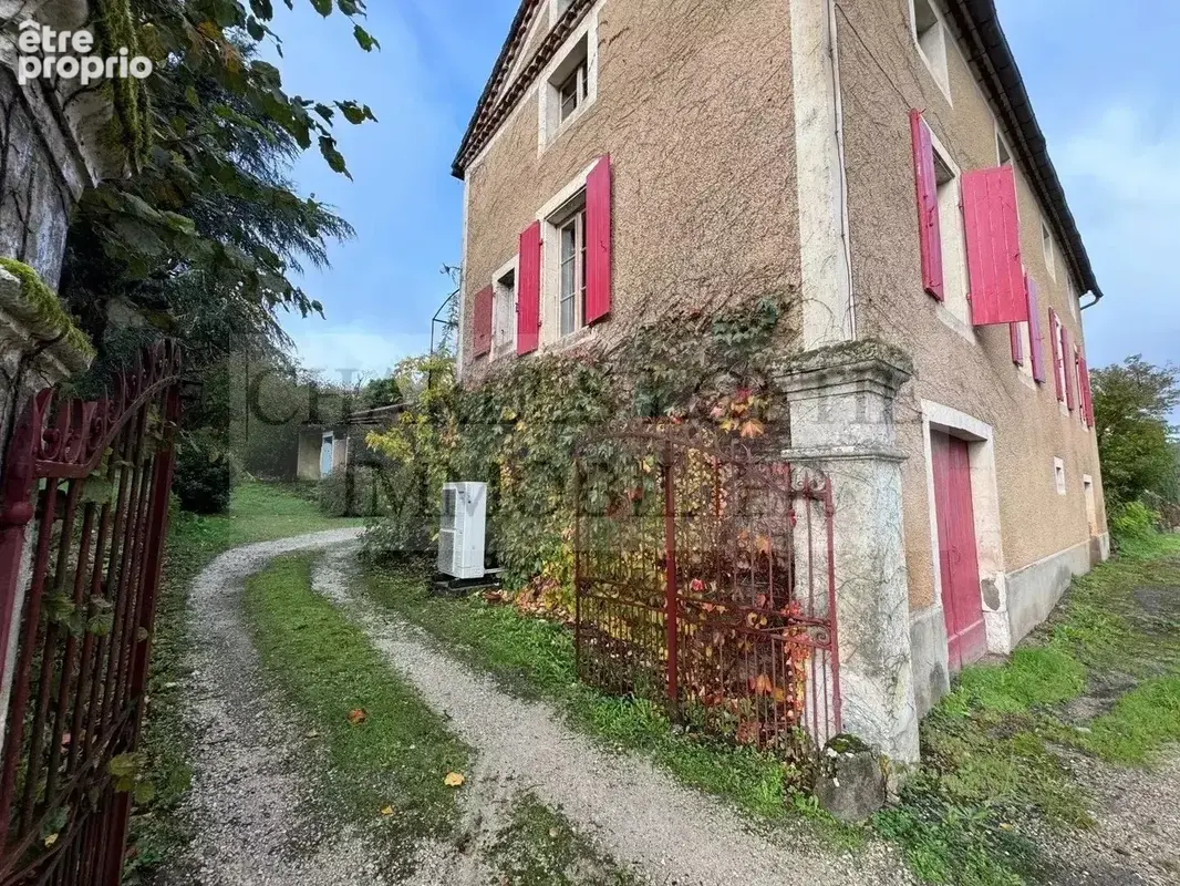 Imposante maison ancienne de caractère restaurée sur sous-sol avec dépendances, sur un terrain arboré de 3 782 m² - photo 14