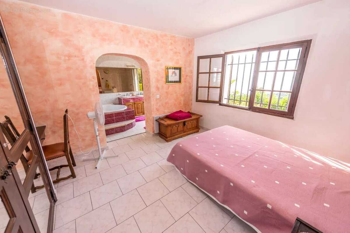 Maison à ROQUEBRUNE-SUR-ARGENS