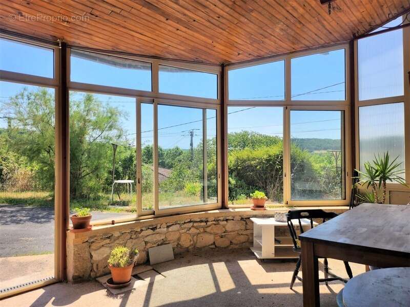 Maison de plain pied à rénover en partie - 3 pièces - avec jardin et dépendances - à MONTAIGU DE QUERCY (82) - photo 3