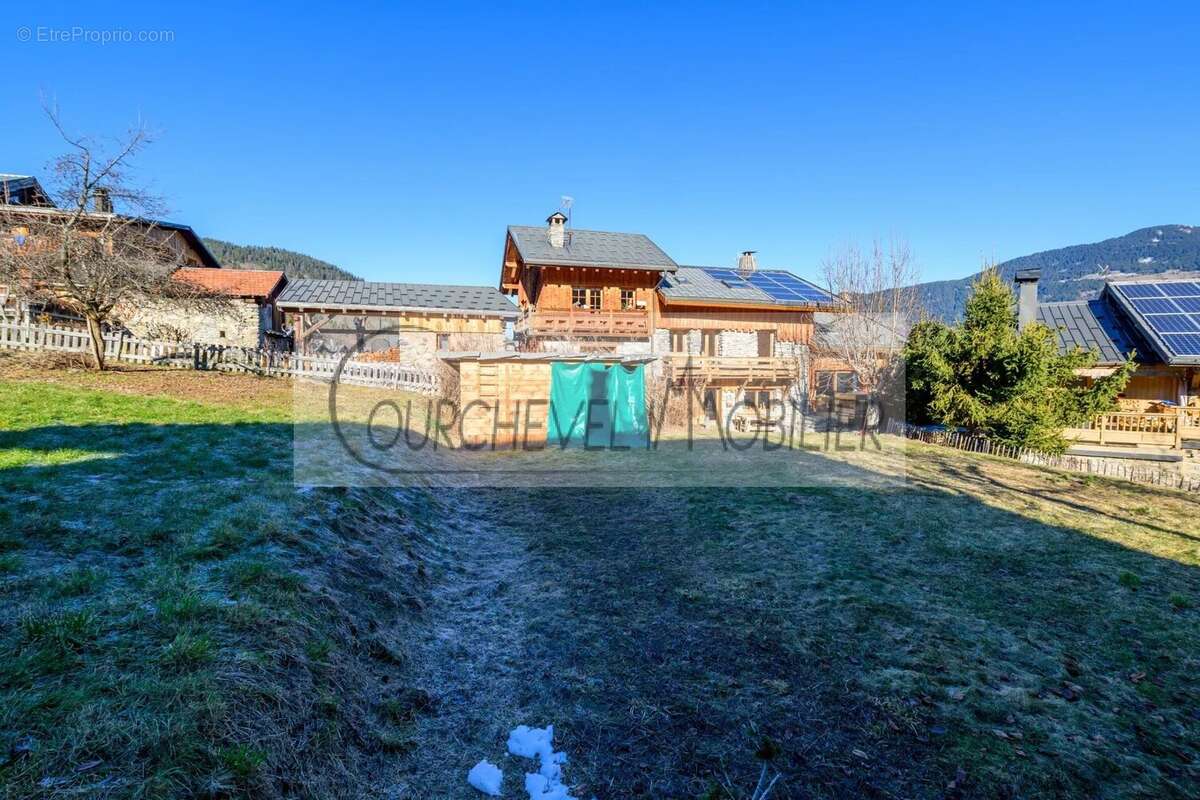 Maison à LES ALLUES