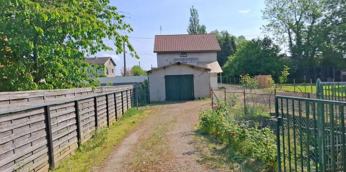 Maison en village 70 m2 joli terrain - photo 2