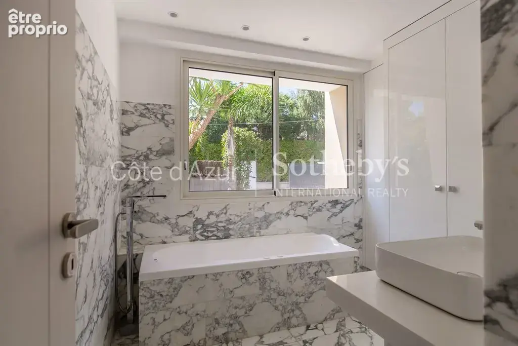Cap d’Antibes, villa contemporaine de 320 m² avec piscine et vue mer - photo 12