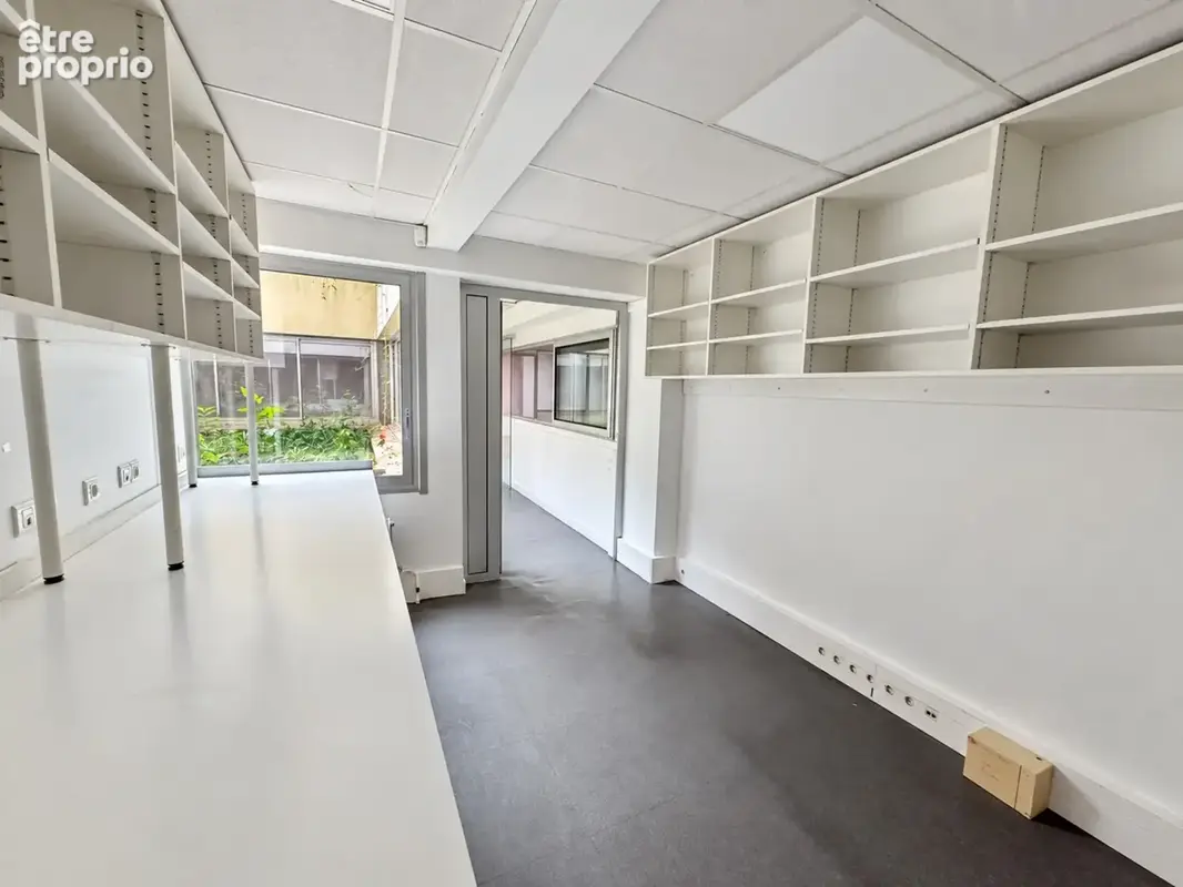 Bureaux / local commercial à vendre – Convention – Vitrine sur rue et 5 parkings - photo 10
