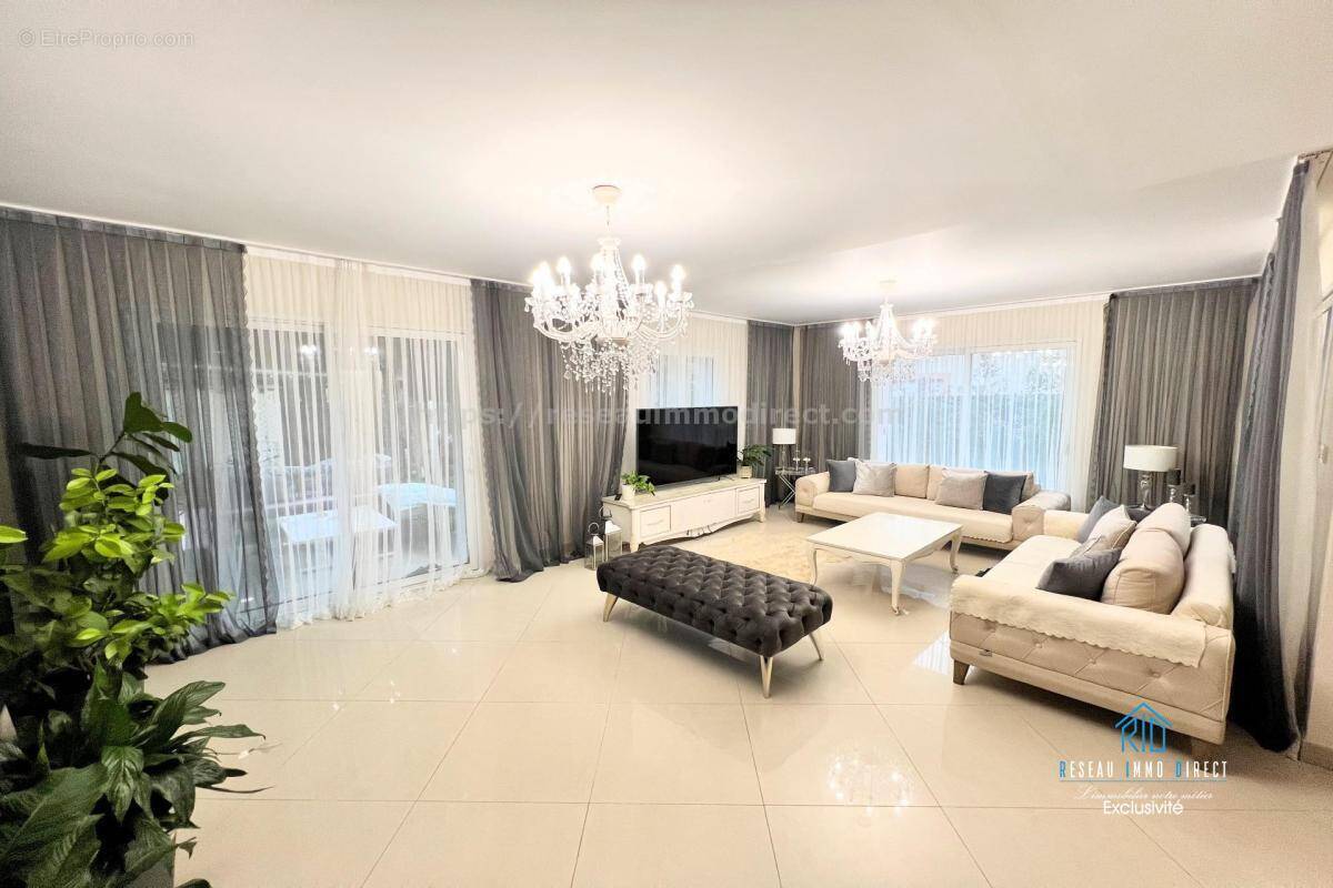 Maison à SAINT-JEAN-D'AVELANNE