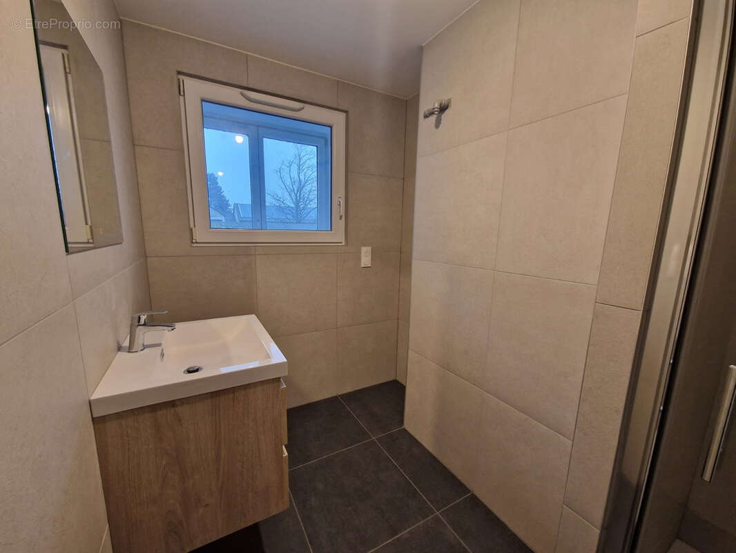 F3 entièrement rénové avec loggia et cave - photo 12