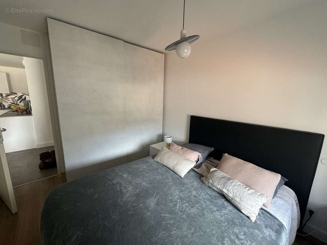 A vendre t2 dernier etage avec terrasse et parking - photo 3