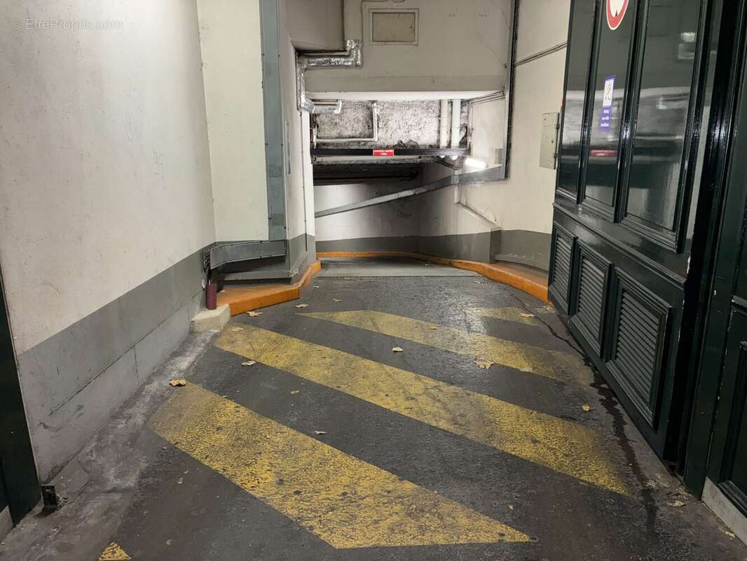 Parking à PARIS-17E