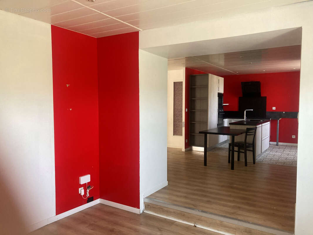 Axe Carcassonne Limoux, dans village, maison avec jardin, 4 chambres,  garage, et piscine intérieure. - photo 4