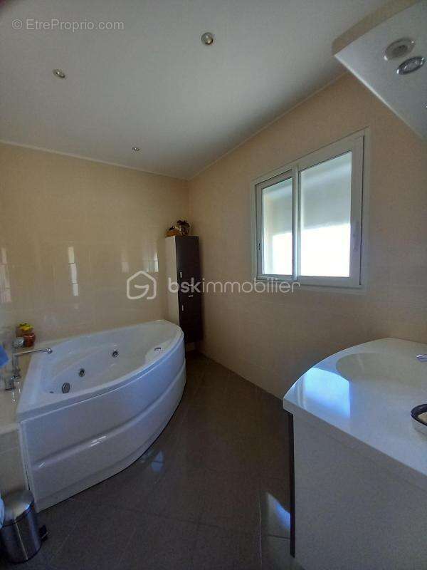 Maison d'architecte sur 1096 m² de terrain clos et arboré - photo 11
