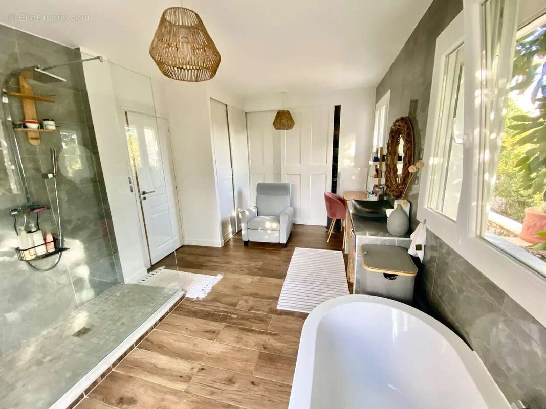 Appartement à SAINT-LAURENT-DU-VAR