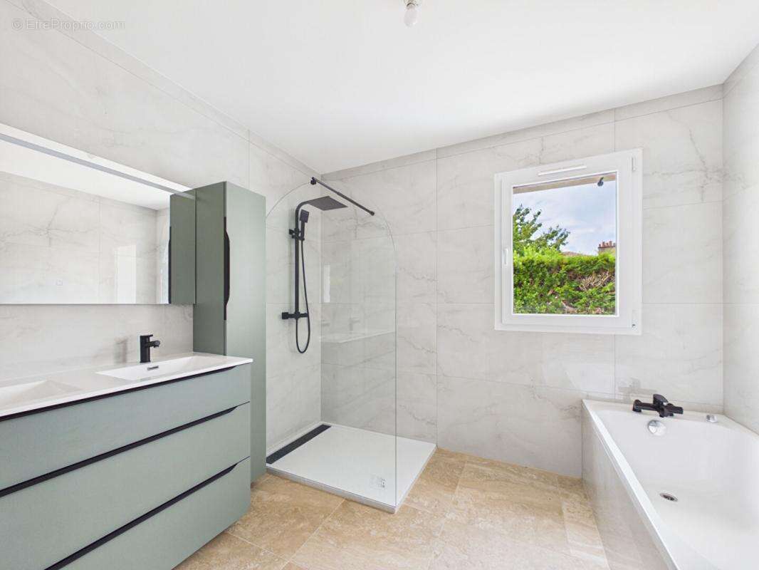 Maison neuve plain pied de 113 m2 à St Sauvant , 3 chambres , terrain de 741 m2 , garage - photo 7