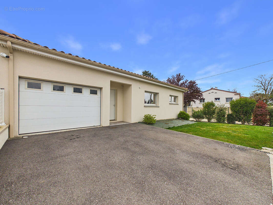 Maison récente plain pied de 106 m2 avec piscine et garage - photo 2