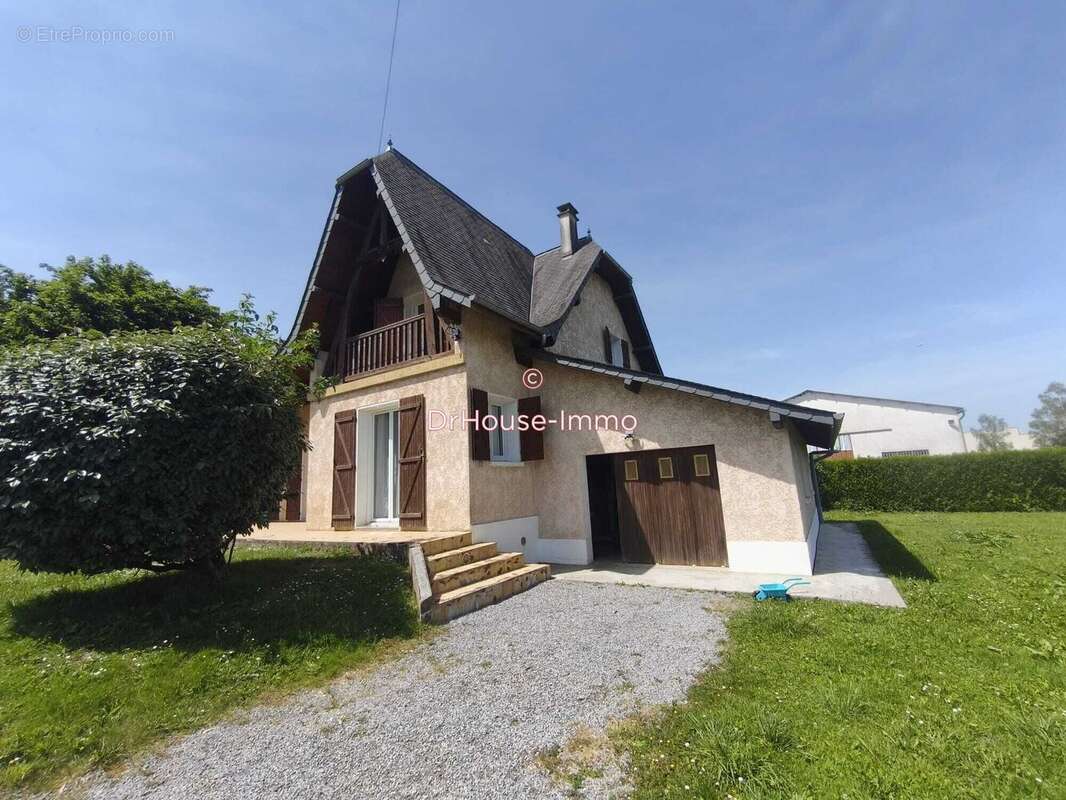 Maison à OGEU-LES-BAINS