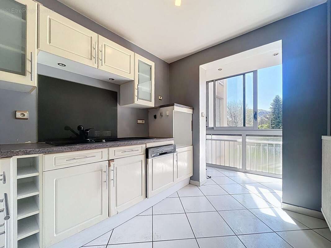 cuisine ouvrant loggia - Appartement à SEYSSINS