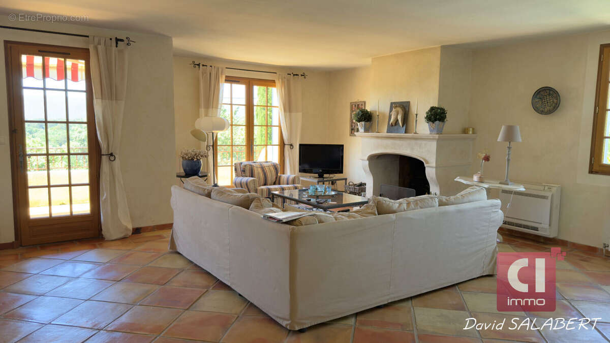 Garéoult -villa familiale de 170 m² avec cinq chambres, piscine et terrain paysager - photo 5