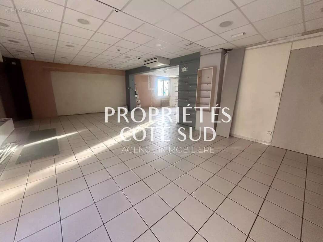 Commerce à LAUDUN-L&#039;ARDOISE