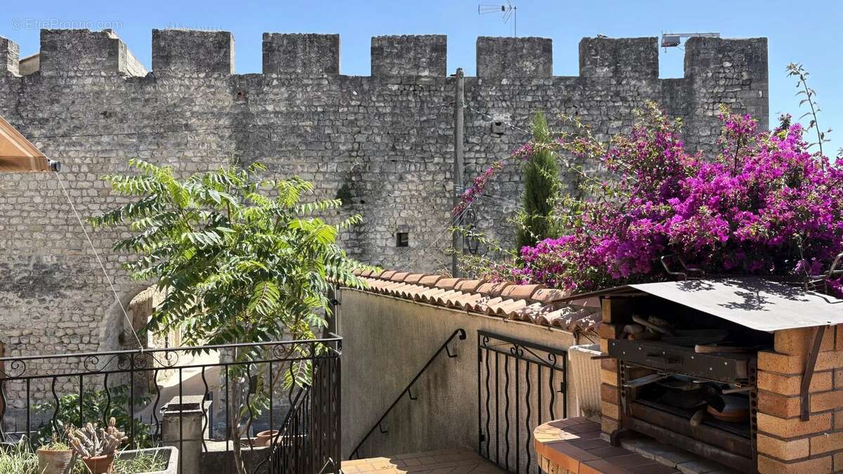 Maison à SAINT-MITRE-LES-REMPARTS