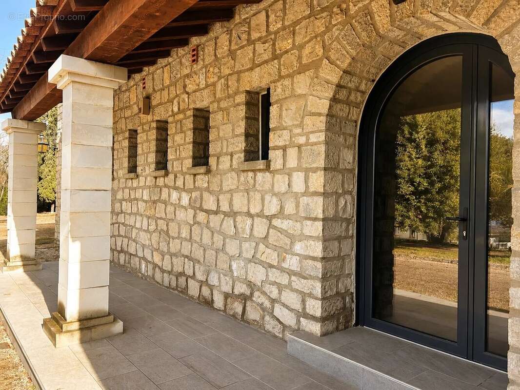 Maison 245 m² à Sainte-Anastasie  - photo 2