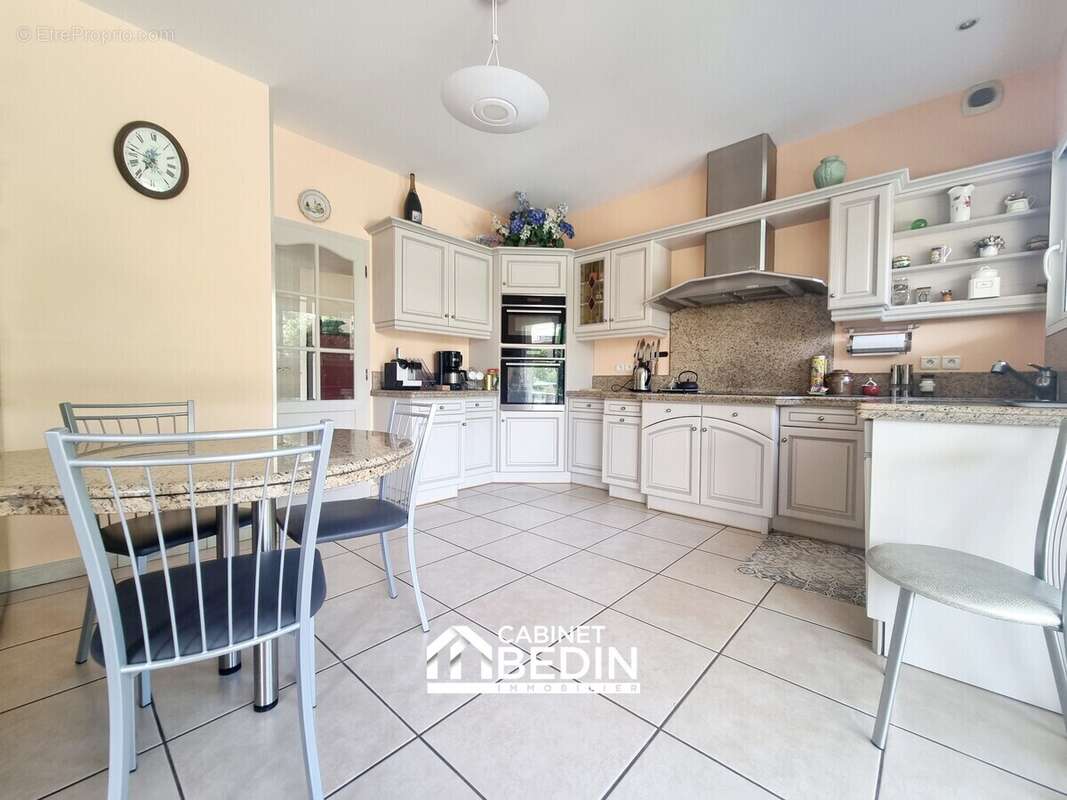 Maison 229 m² à Merignac  - photo 5