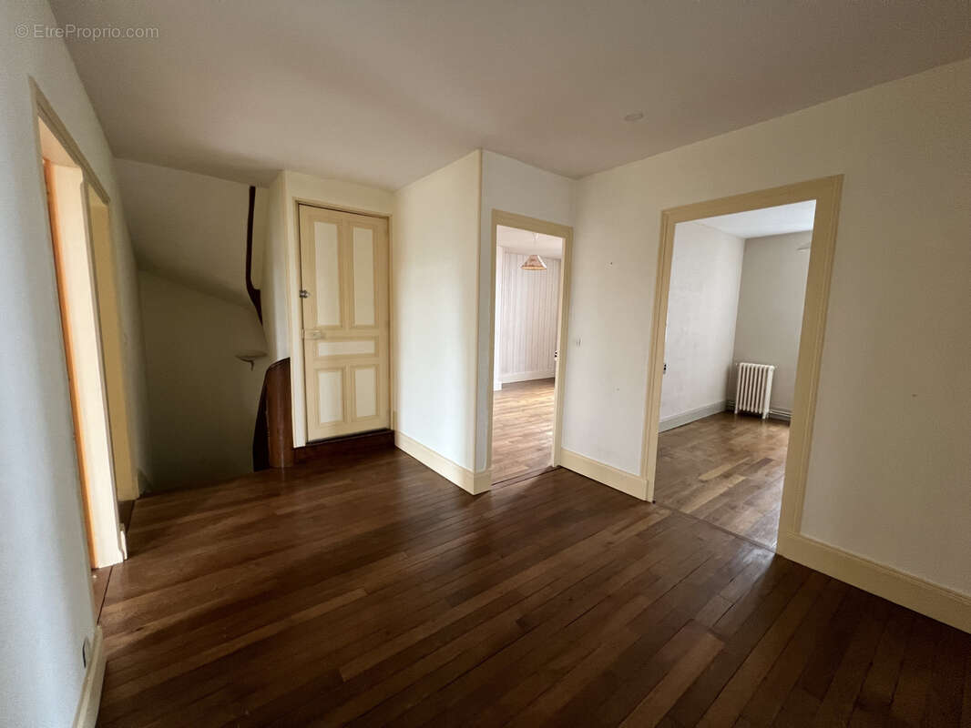 Maison de village en pierres sur cour et jardin clos - photo 5