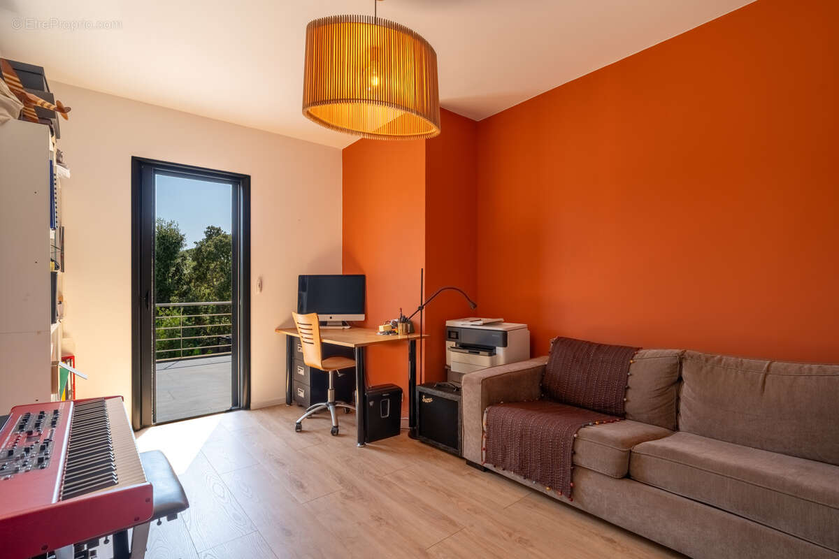 Villa d'architecte : élégance contemporaine et prestations de qualité au cœur d'une résidence privée - photo 15
