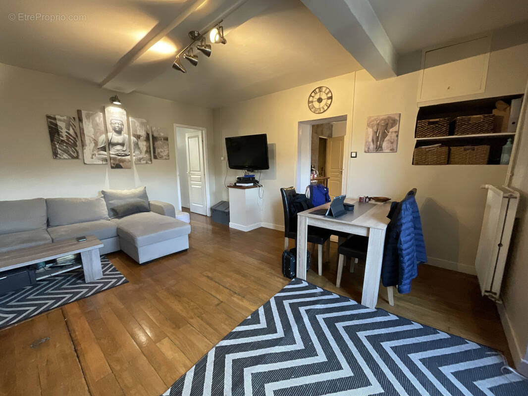 Appartement à NIVOLAS-VERMELLE