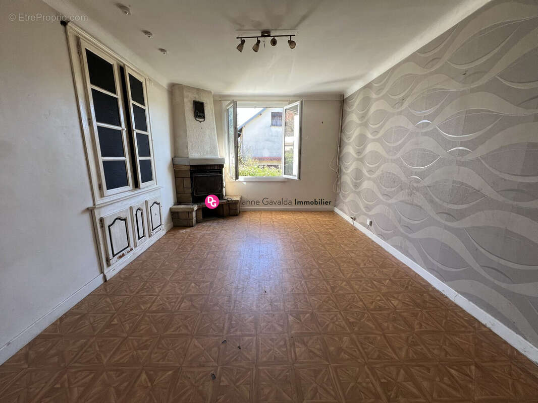 Maison à LIVINHAC-LE-HAUT