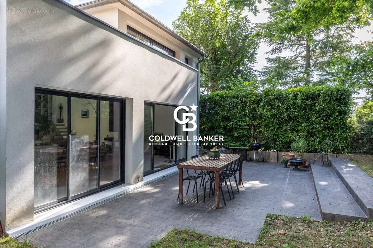 Maison à MARNES-LA-COQUETTE