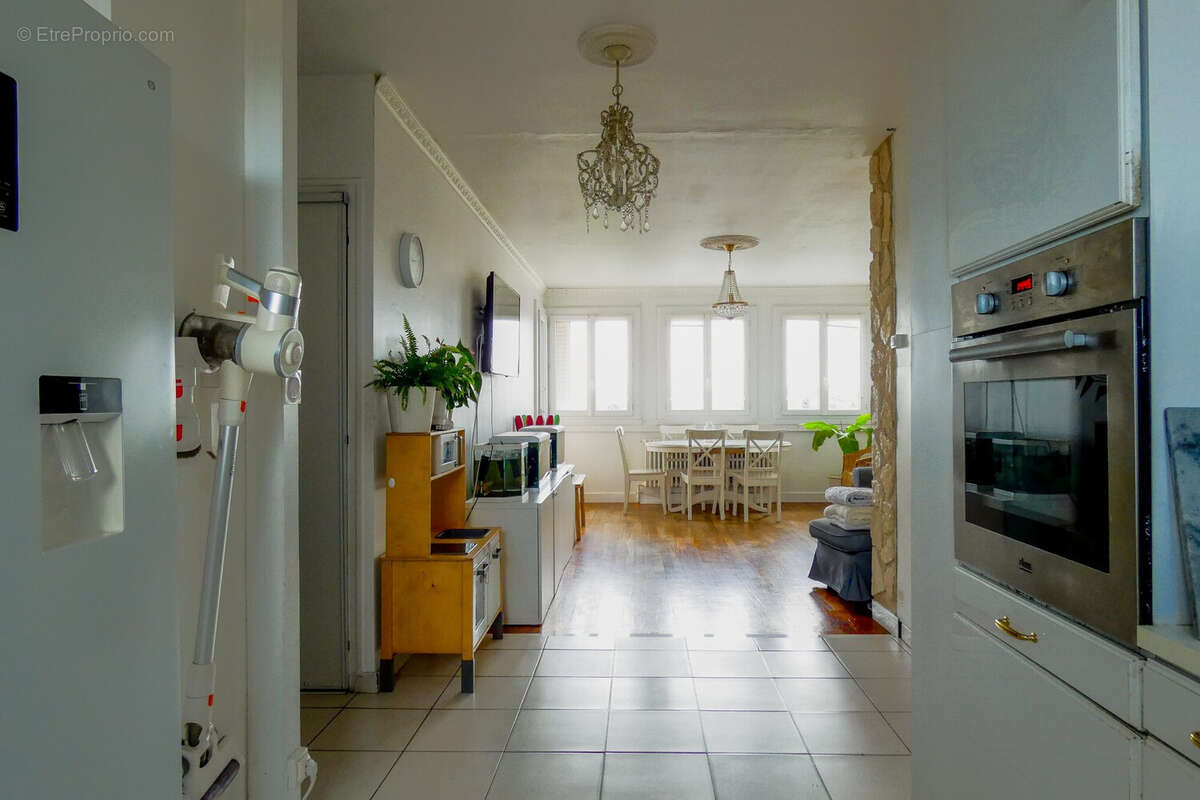 Cuisine - pièce à vivre - Appartement à MEYZIEU