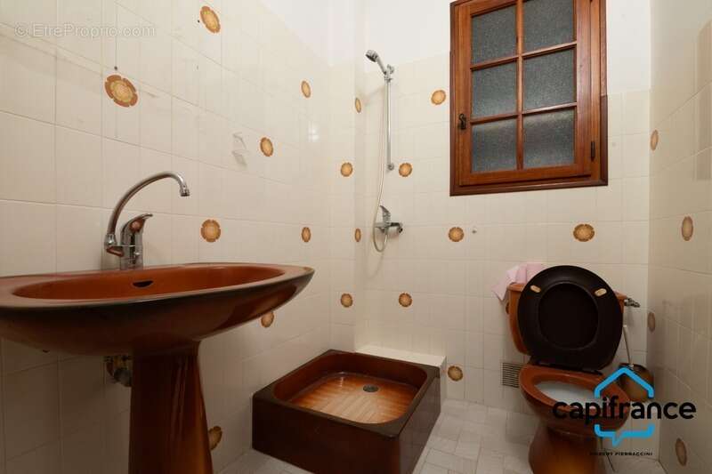 Sanary Port à pied/  Appartement en RDC de 114 m2,  S/Sol de 187 m2  et terrain 318 m2 /garage. 10mn du port - photo 12
