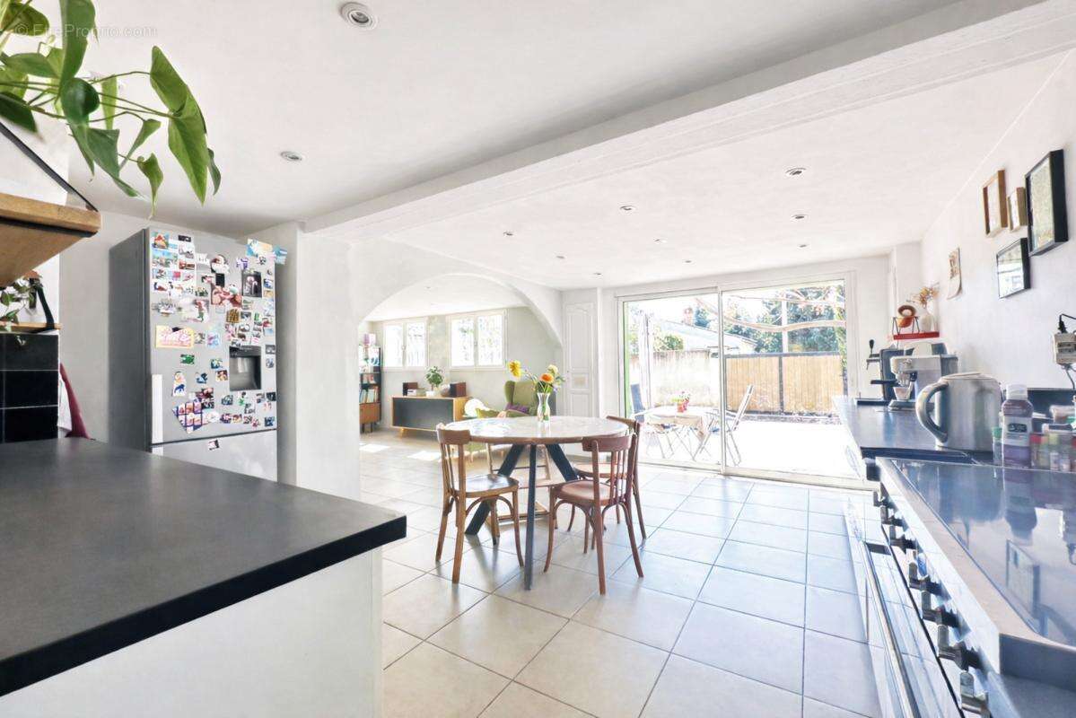 Maison 163 m² à Villeneuve-Les-Avignon  - photo 4