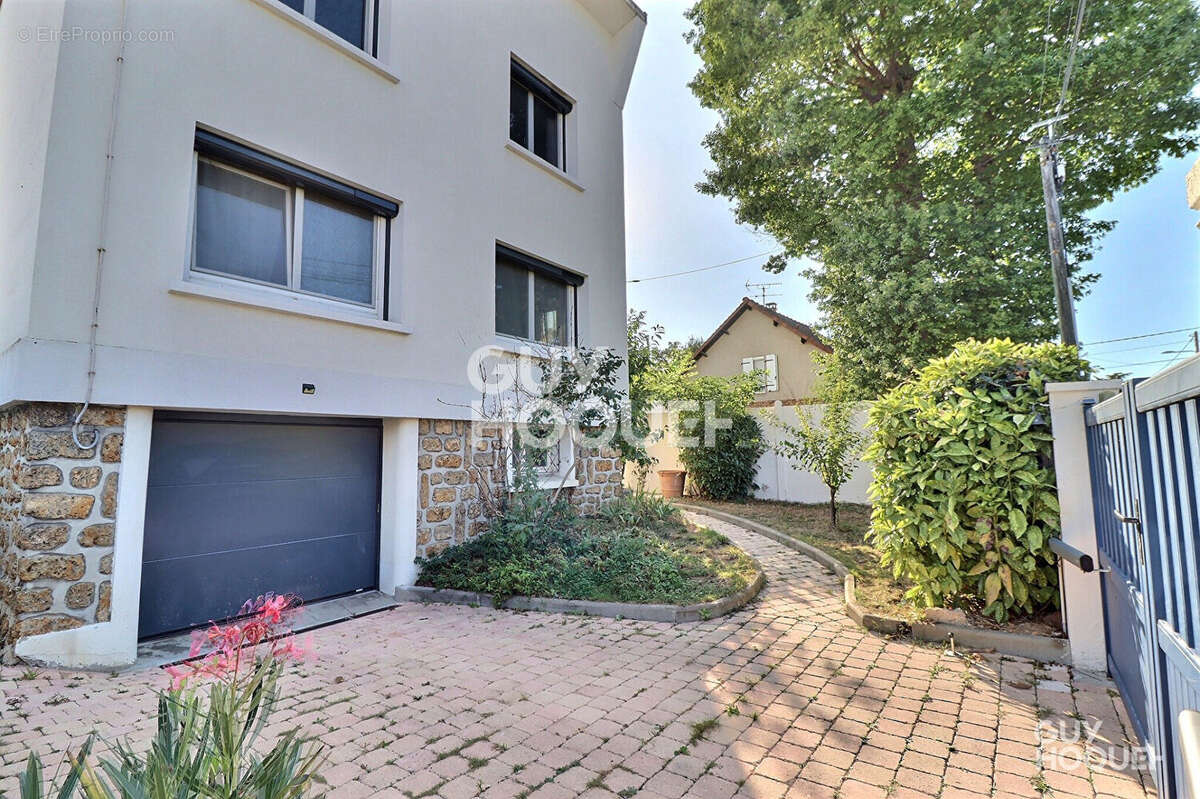 Maison à SAINTE-GENEVIEVE-DES-BOIS