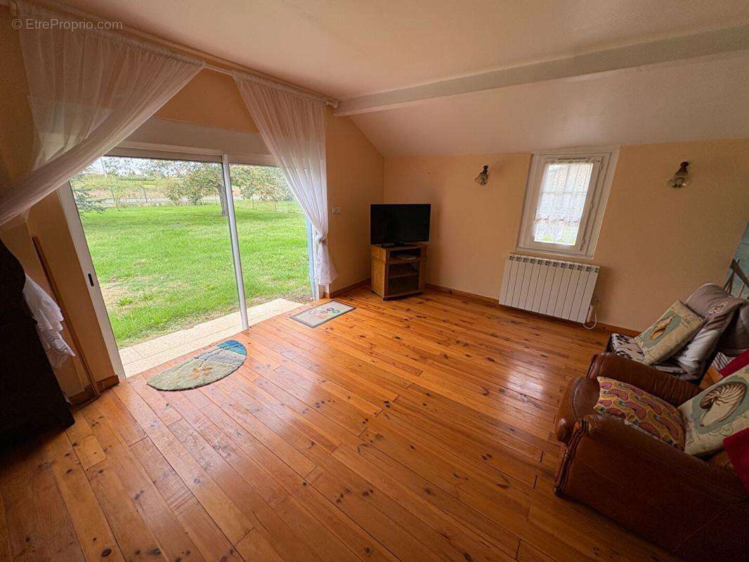 Maison à SAINT-SEURIN-DE-PRATS