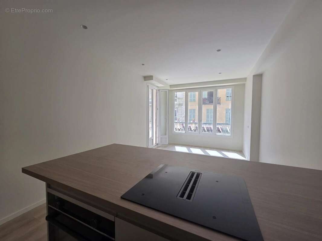 NICE – CARRÉ D’OR  3 piéces renové, grande terrasse sud, à deux pas de la mer - photo 8