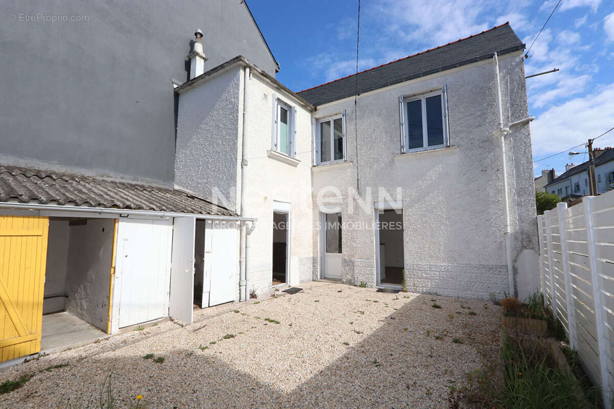 Maison de ville rénovée - 2 chambres avec cour et dépendances - photo 2
